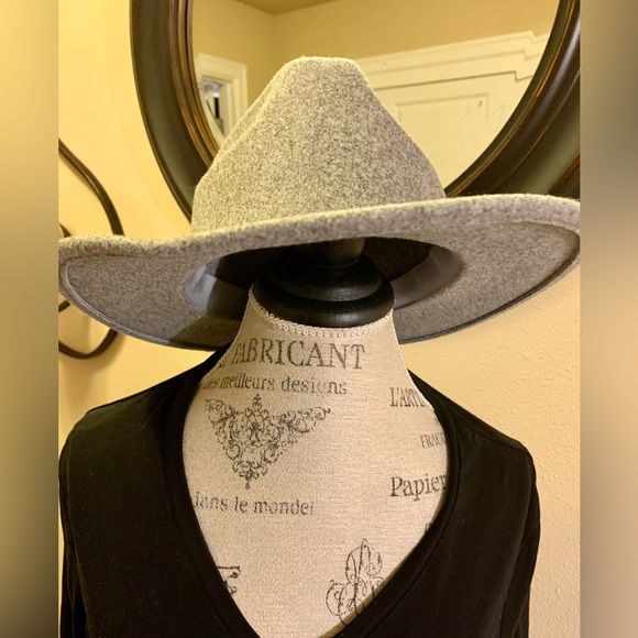 LN UNIVERSAL THREAD HAT 3” BRIM. 13” L x 12”W. 100% POLYESTER. - Picture 11 of 13